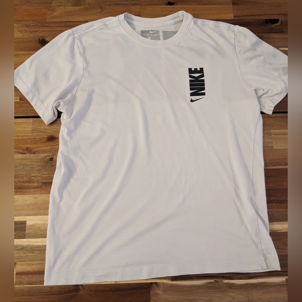 Nike Men's White Graphic T-Shirt